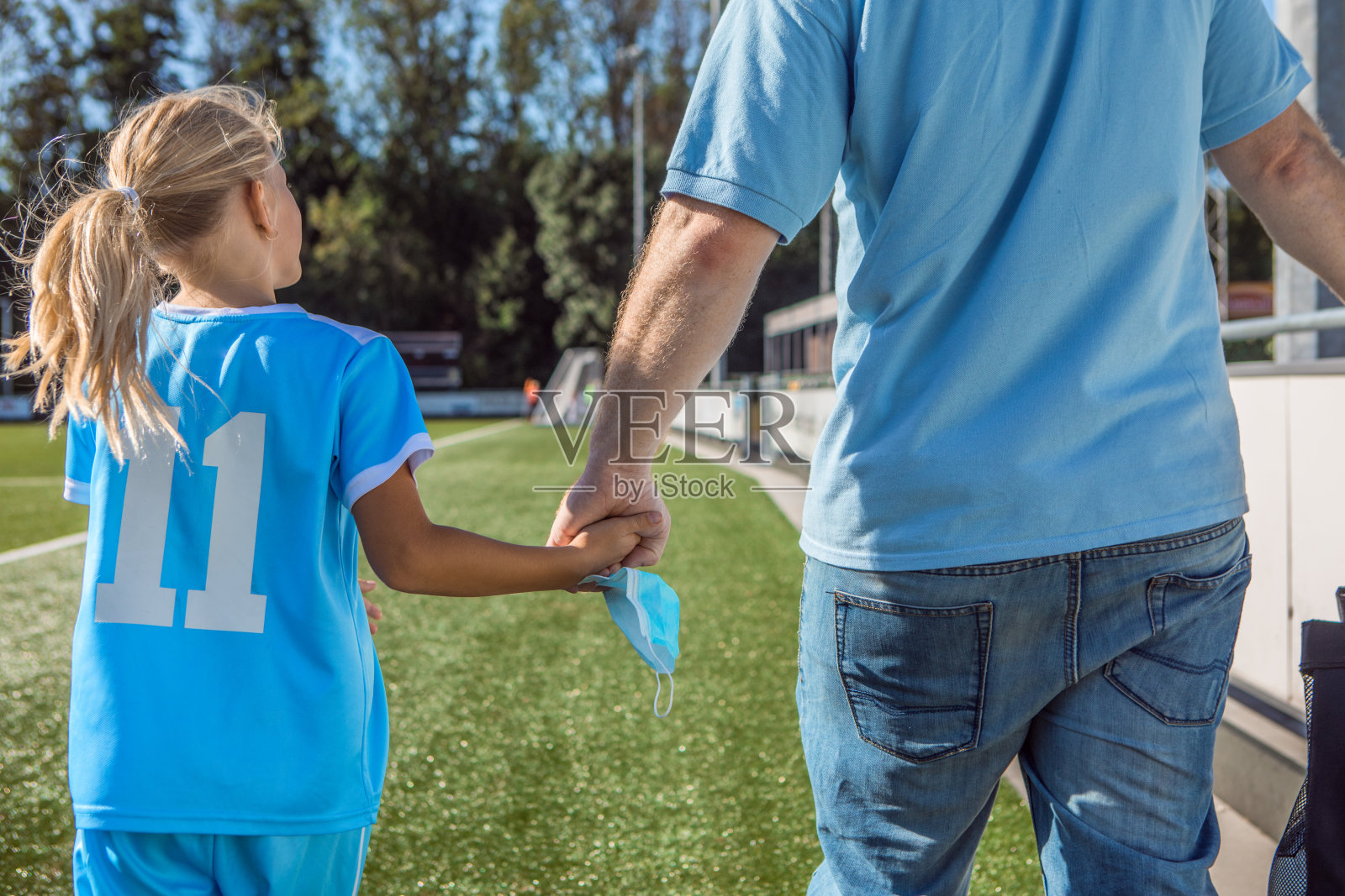 科罗娜为运动父亲和女儿练习照片摄影图片