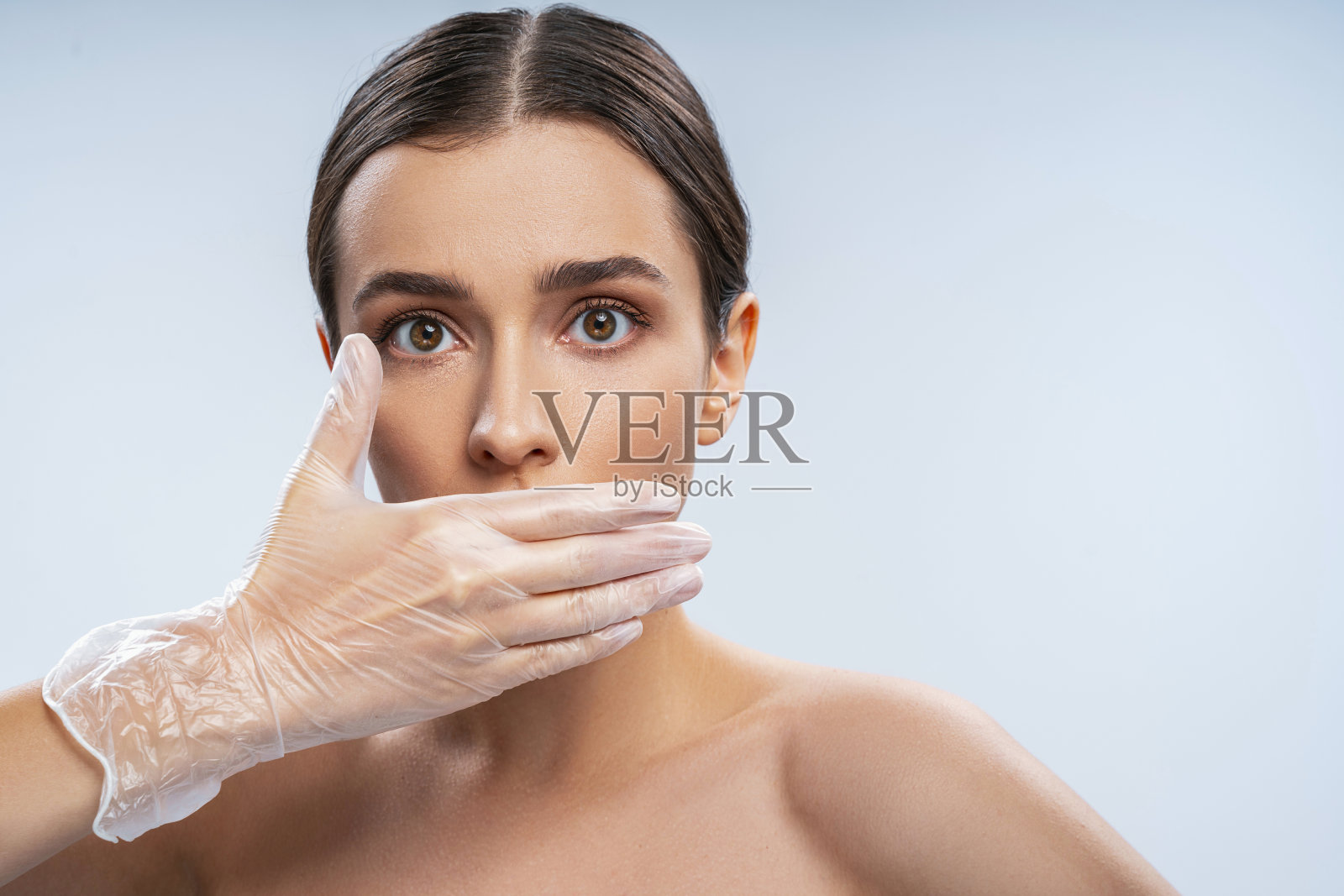 美丽的女士感到害怕孤立在白色的背景照片摄影图片