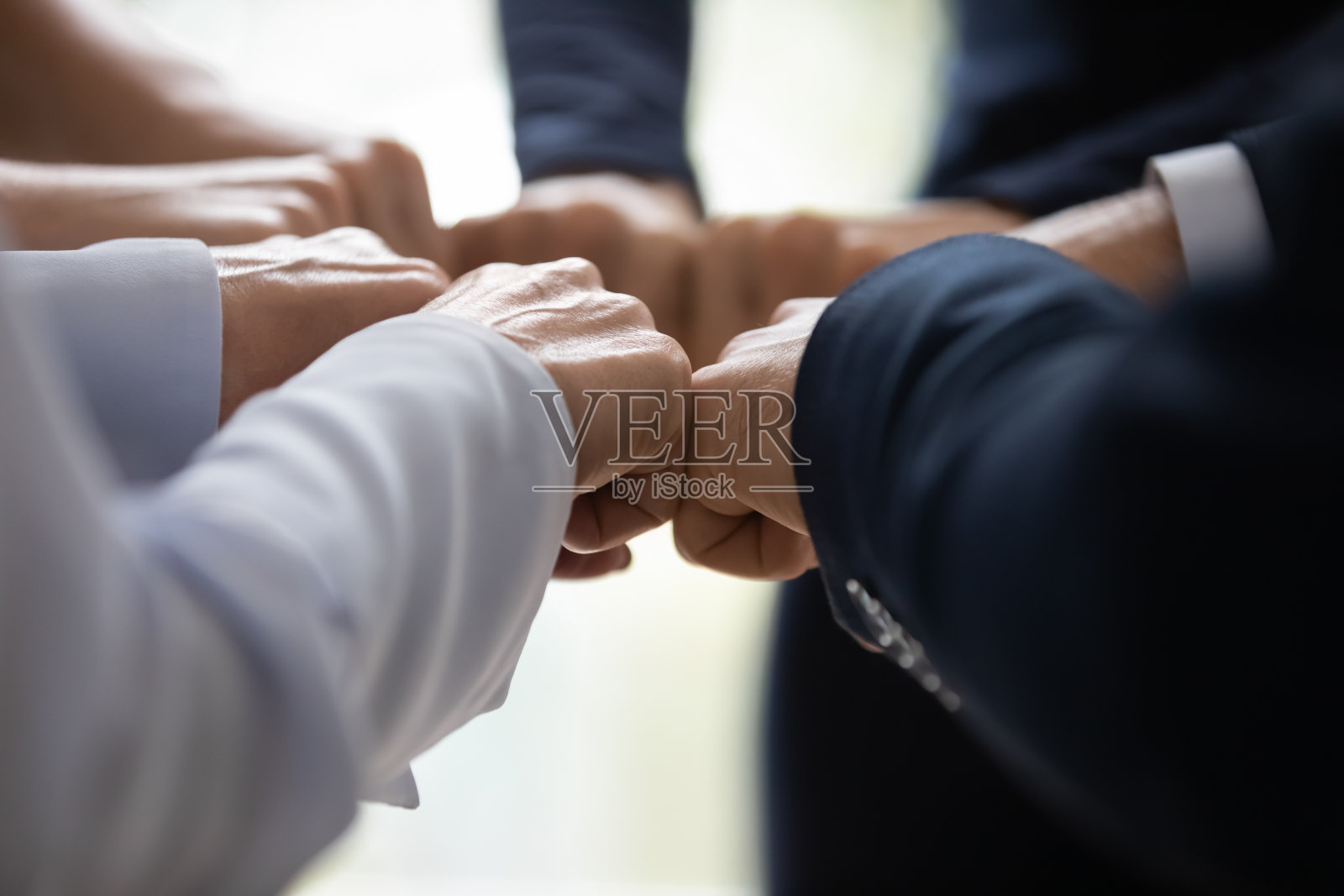 接近不同的同事一起携手照片摄影图片