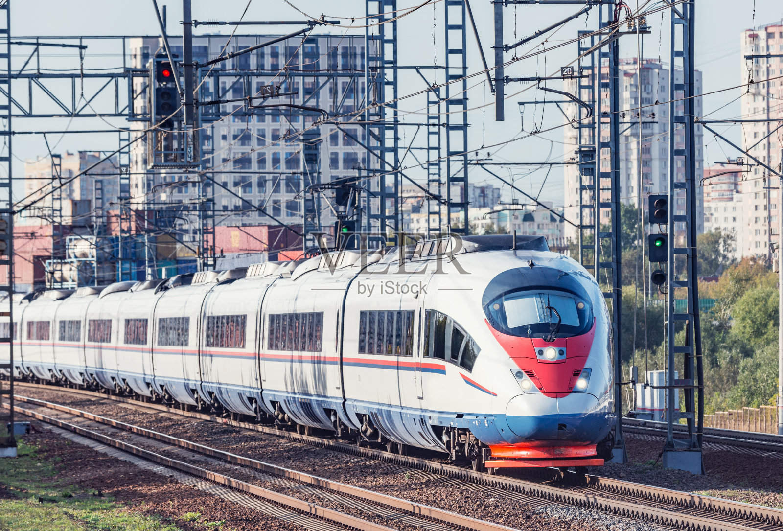 高速列车驶近车站。莫斯科。俄罗斯。照片摄影图片