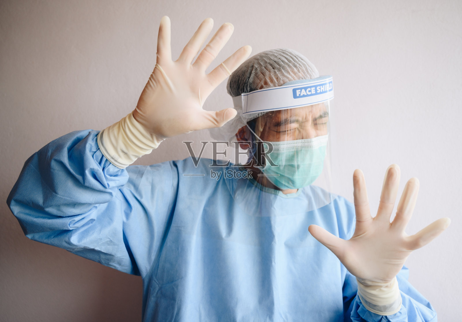 医护人员在医院被别人欺负后有压力。照片摄影图片