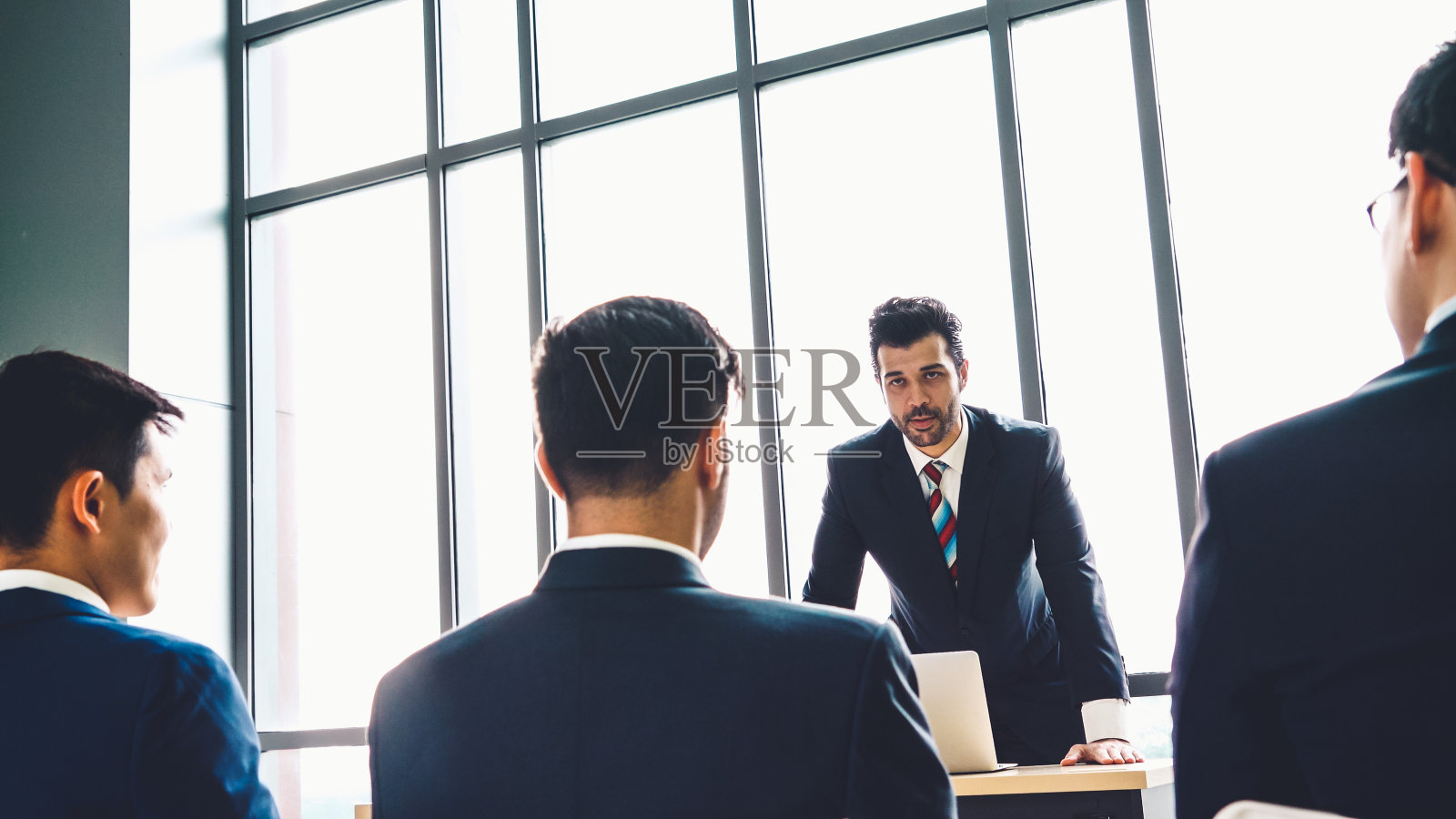 在研讨会上开会的一群商务人士照片摄影图片