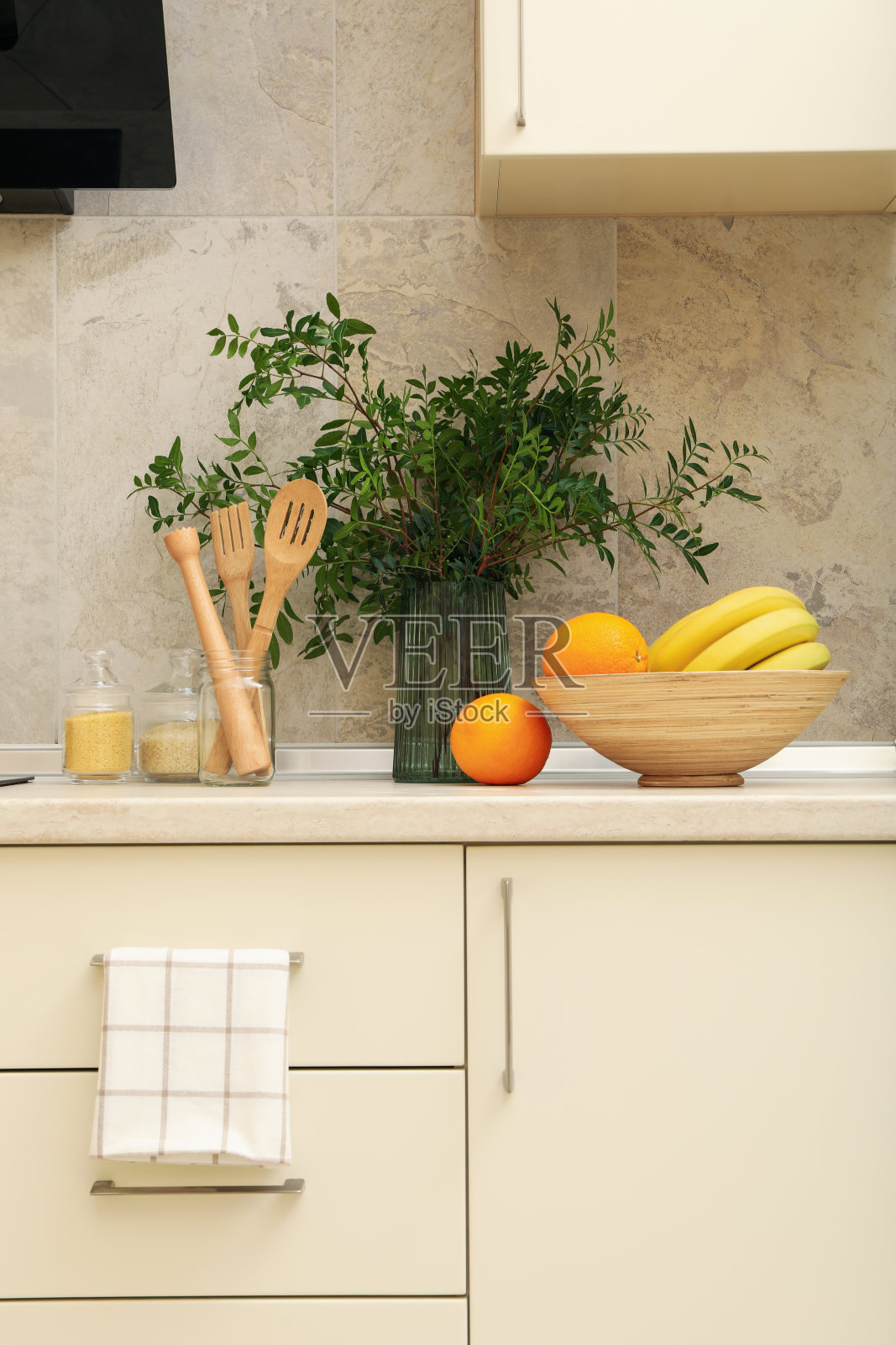 现代厨房内部配备不同的浅颜色用品照片摄影图片