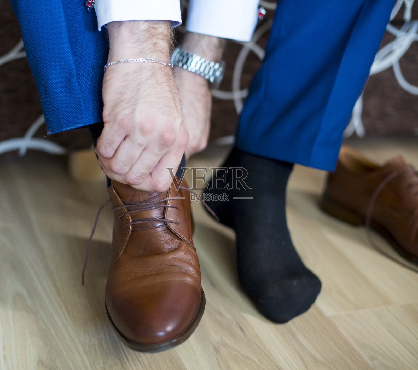 商人在室内打结鞋带照片摄影图片