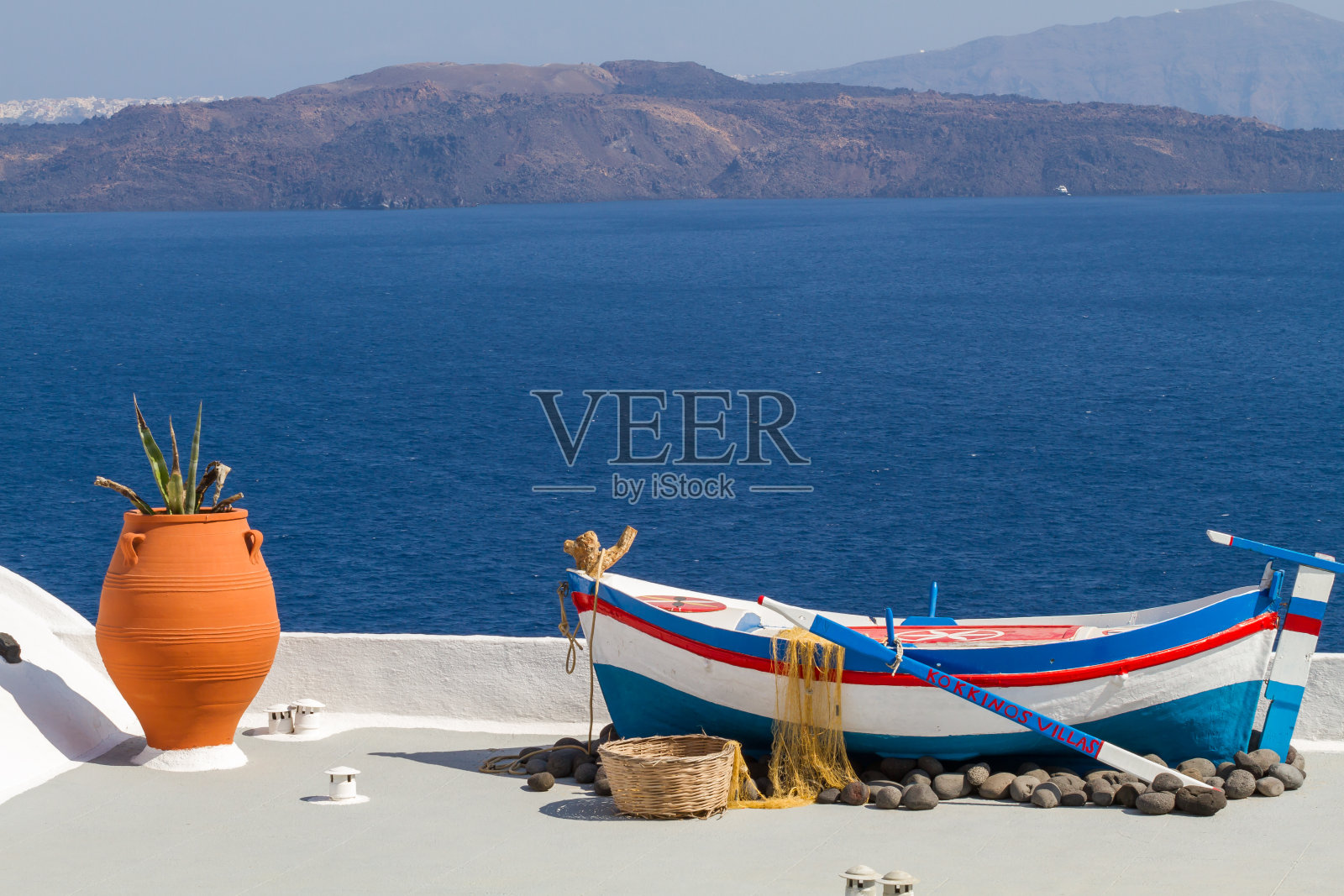 在圣托里尼岛有风景的船。照片摄影图片