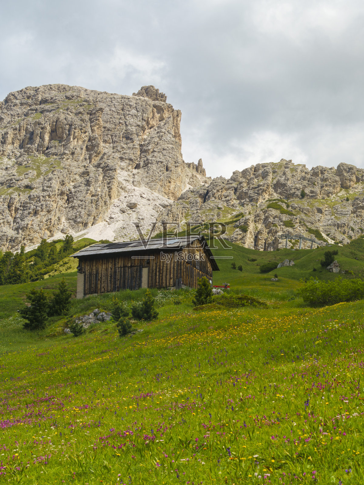 山景沿着路到Gardena pass, Dolomites照片摄影图片