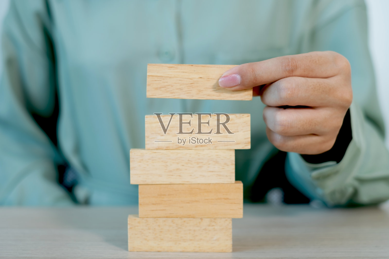 商业女性手握积木木游戏,概念风险管理和战略计划,成长企业成功过程和团队合作照片摄影图片