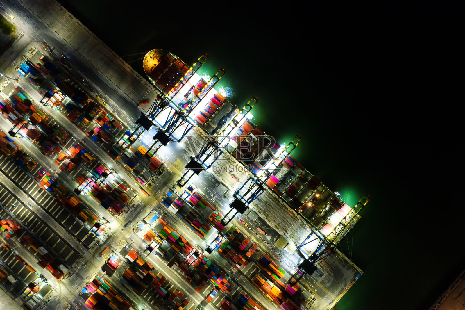 集装箱、集装箱船的进出口业务和物流。用起重机将货物运到港口。国际水路运输。鸟瞰图和俯视图。照片摄影图片