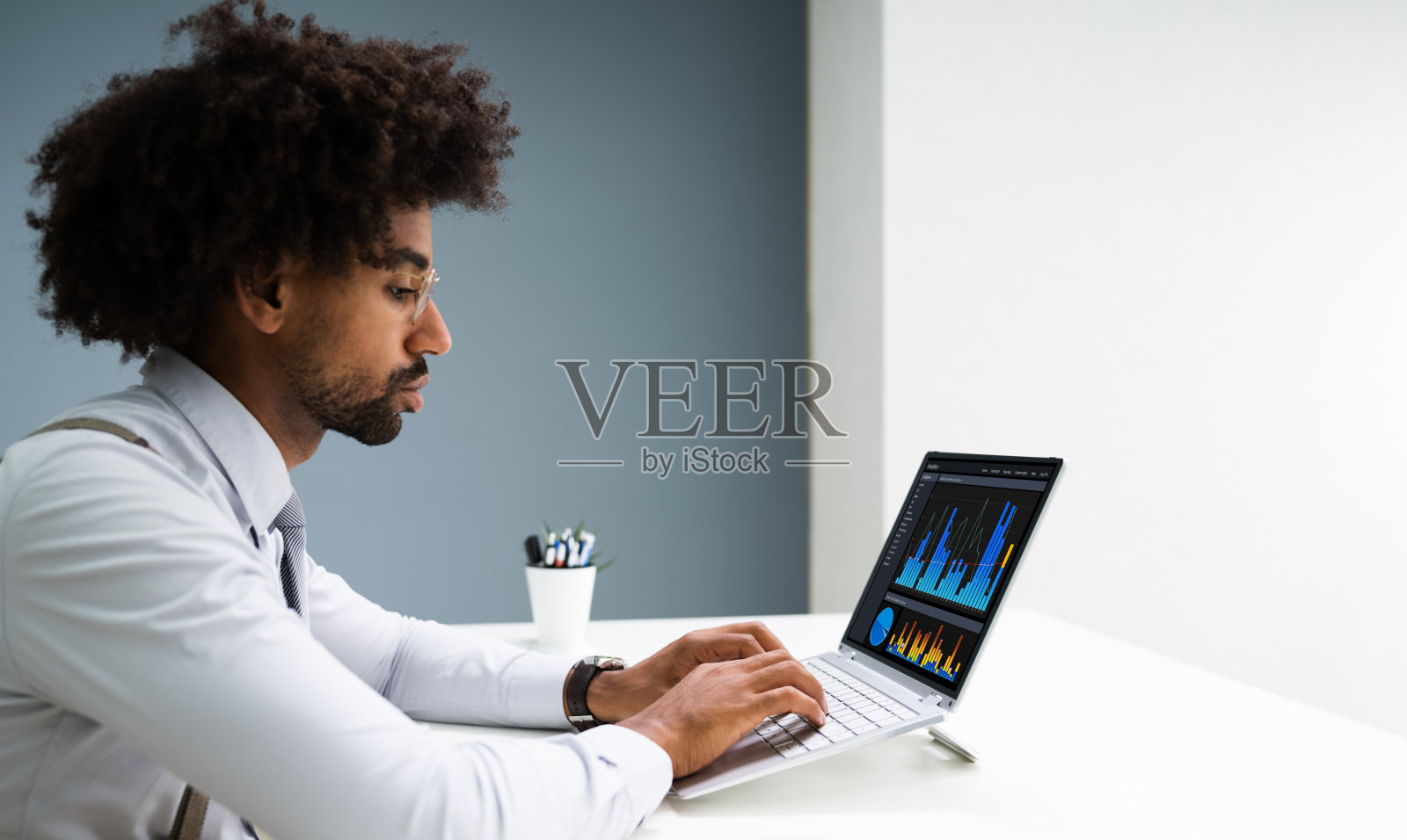 业务数据分析师使用计算机照片摄影图片