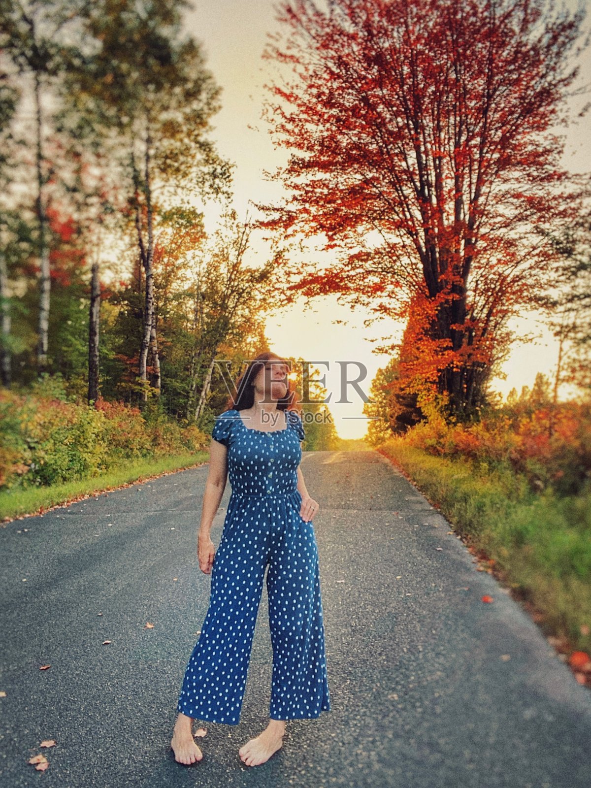 美丽的女人享受自然,从内到外展示美丽和自信。照片摄影图片