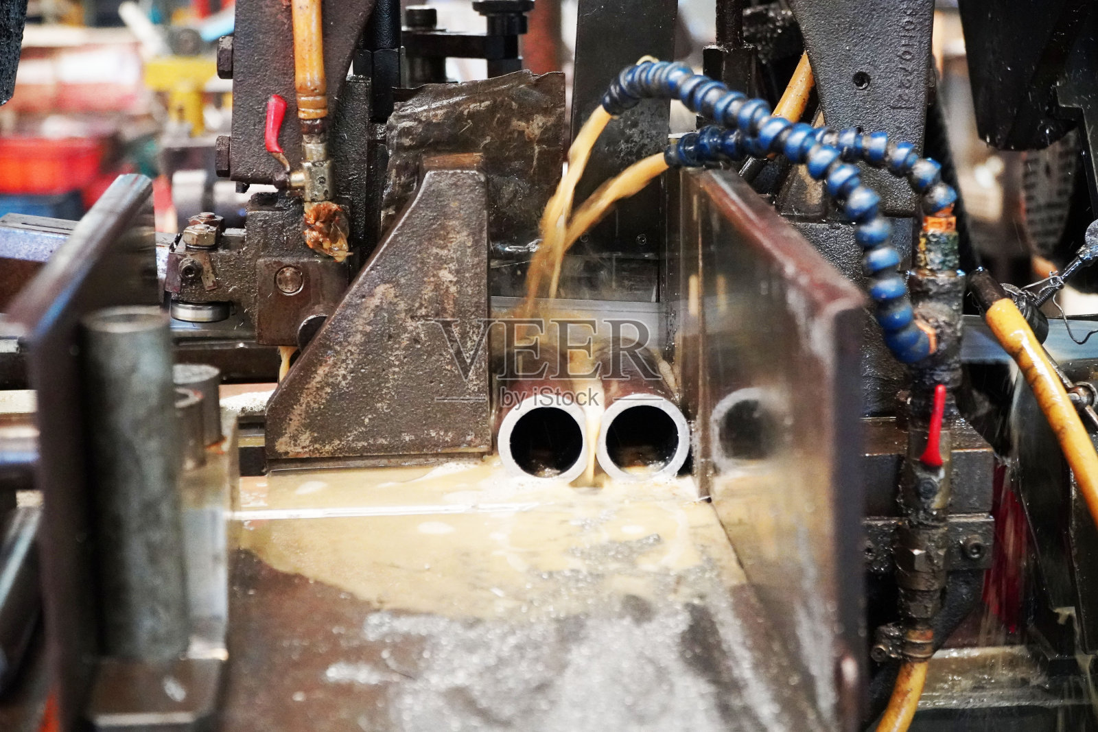 工业带锯,金属管切割,冷却剂在黑色,工业工具照片摄影图片