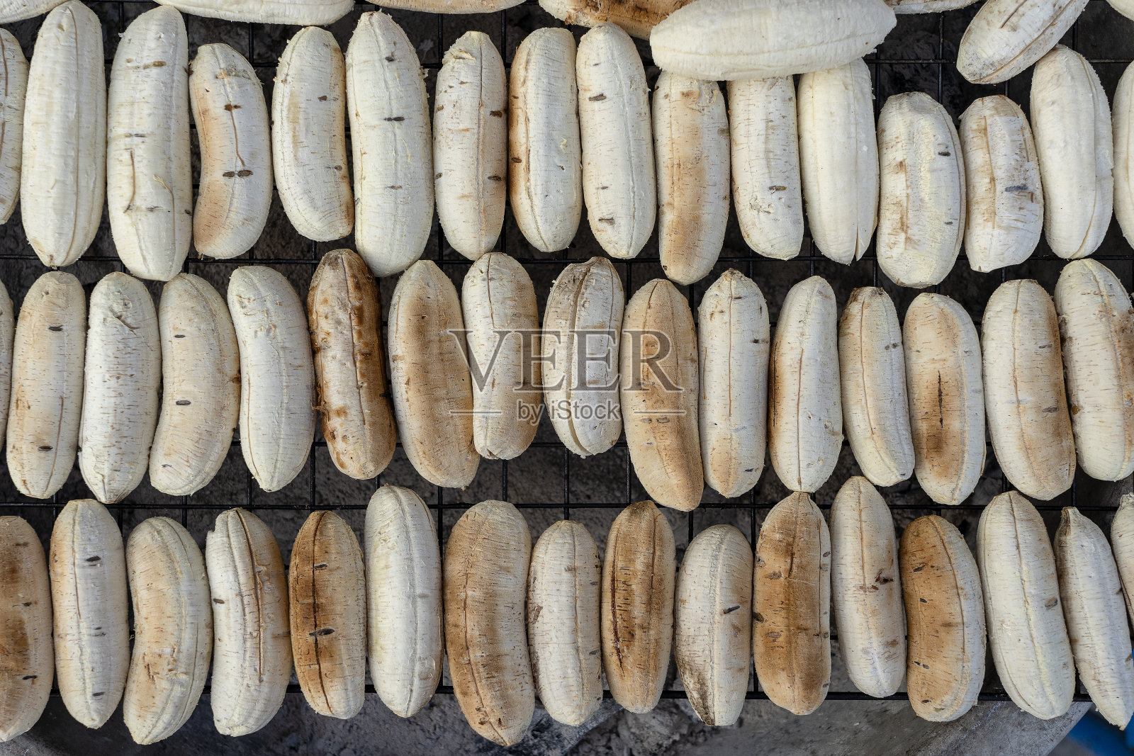 泰国街头小吃市场的烤泰式香蕉。炸香蕉,美味的街头小吃。照片摄影图片