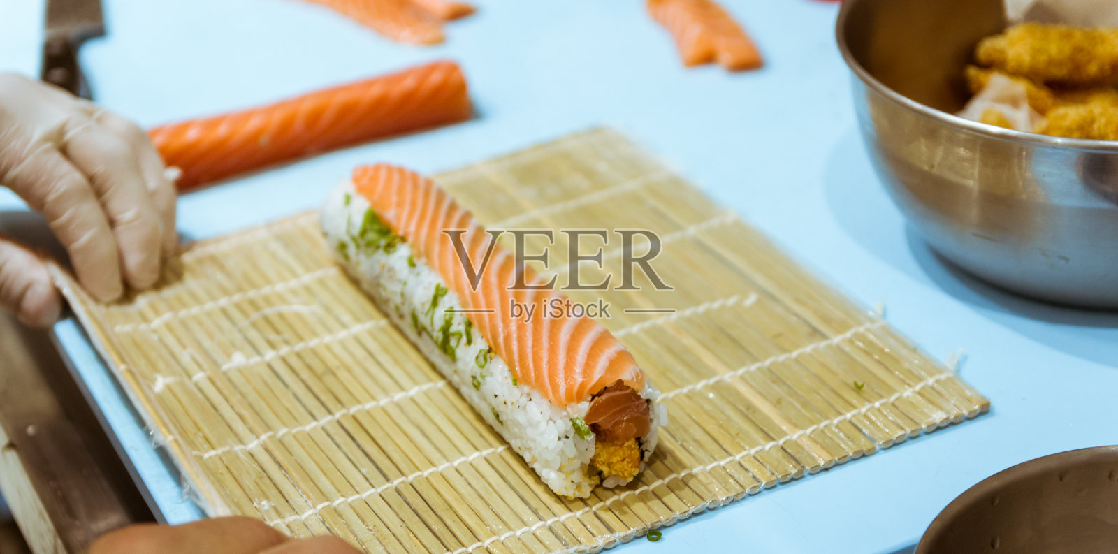 厨师手准备日本食物的特写。在餐厅做寿司的日本厨师。照片摄影图片