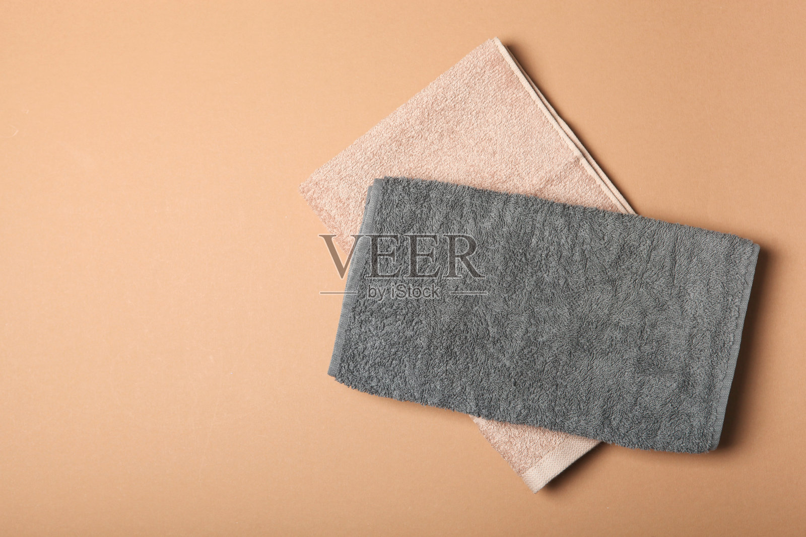 干净的毛巾在一个彩色的背景与地方的文字俯视图。照片摄影图片