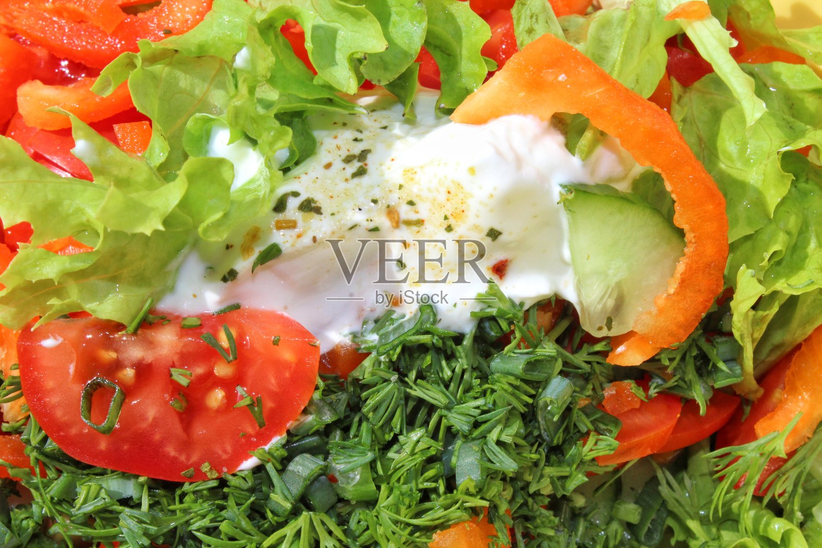 一份新鲜蔬菜沙拉。照片摄影图片