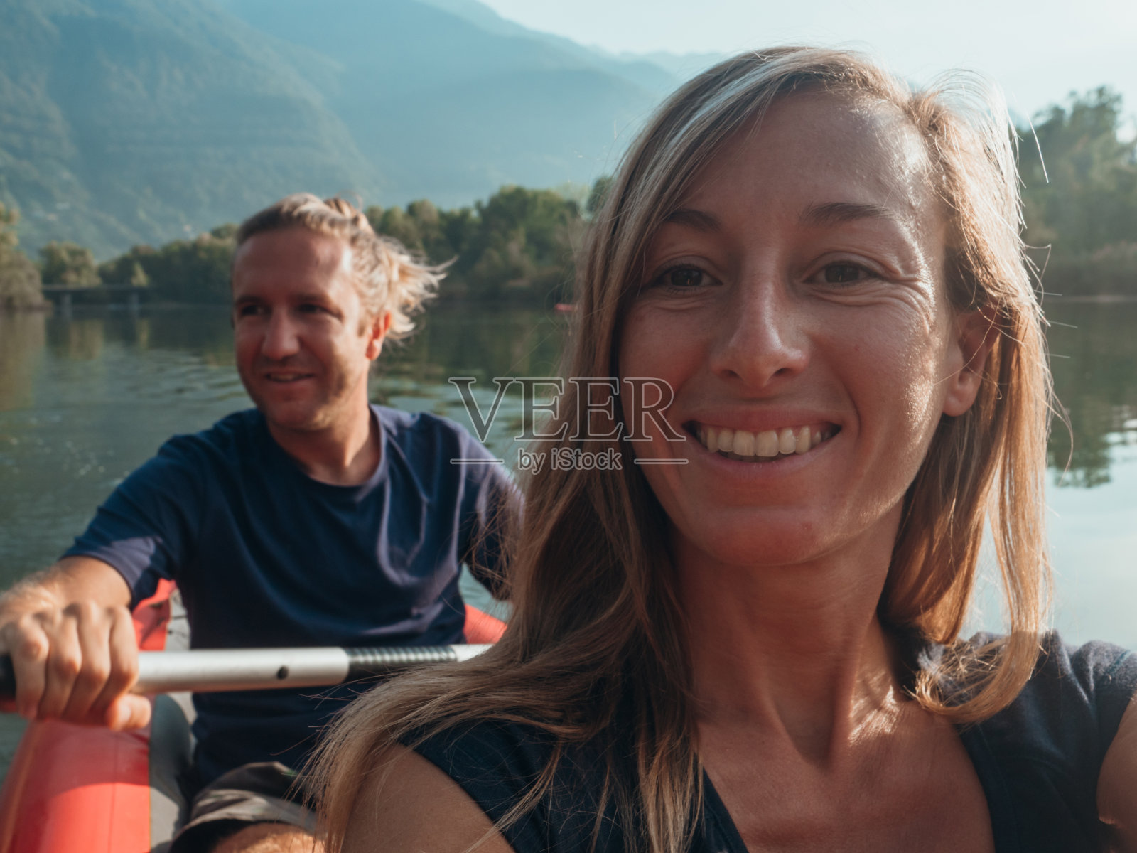 一对夫妇在瑞士的充气独木舟上自拍照片摄影图片