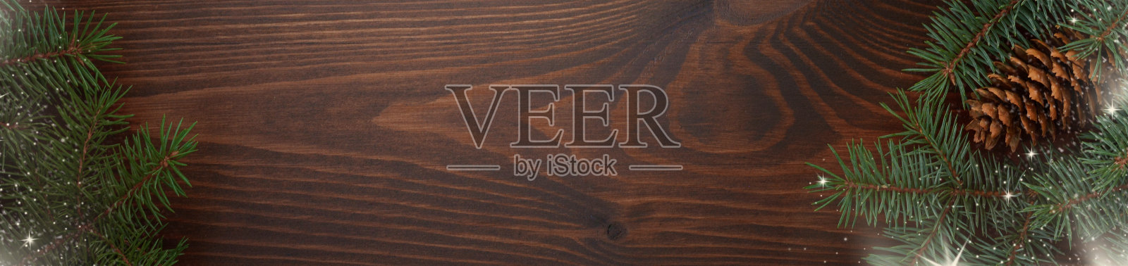 圣诞树,松果,棕色的木头背景上的雪。为你的文本复制空间。平躺照片摄影图片