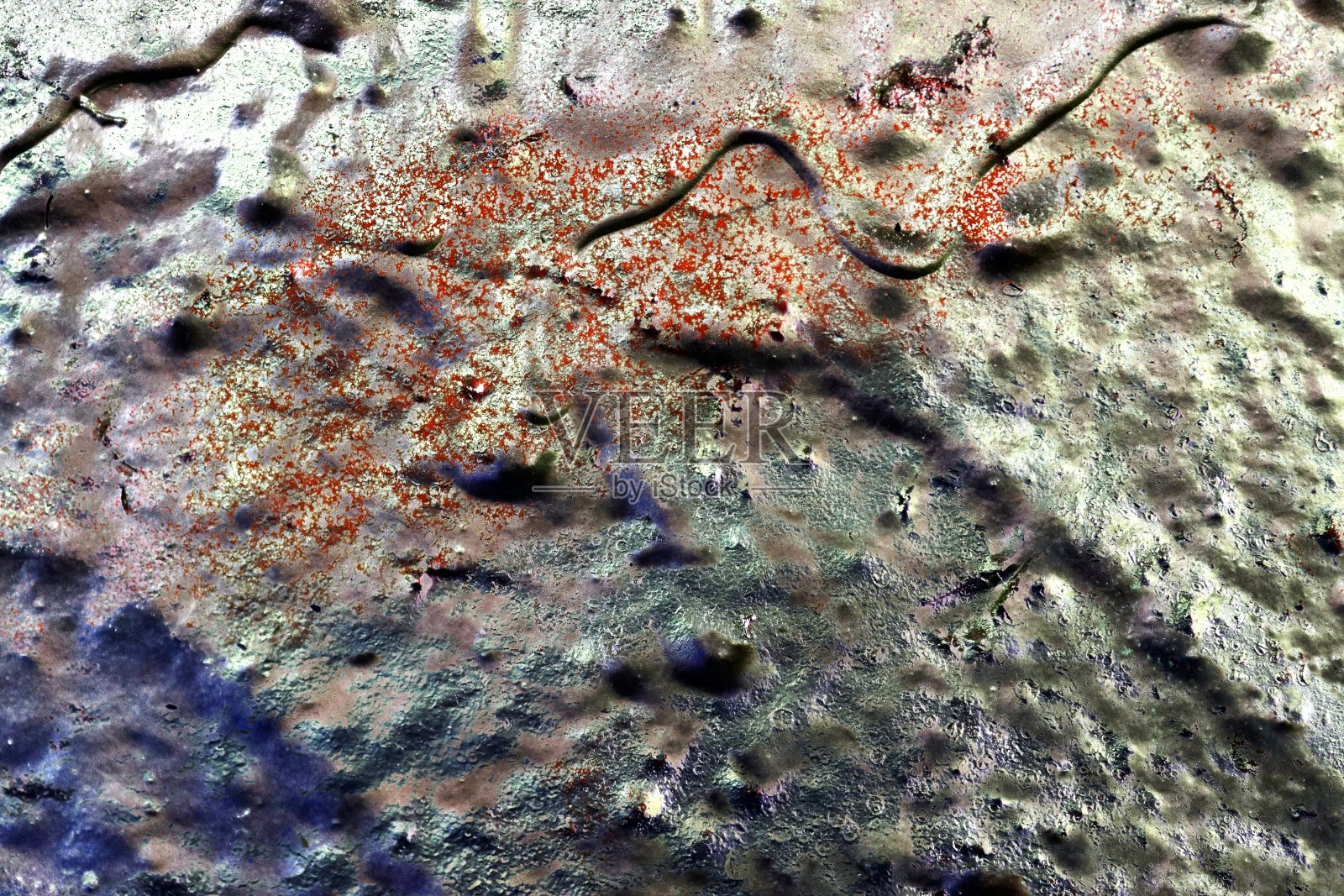 红色、蓝色、紫色和银色的彩色涂鸦涂料在混凝土和砖墙上照片摄影图片