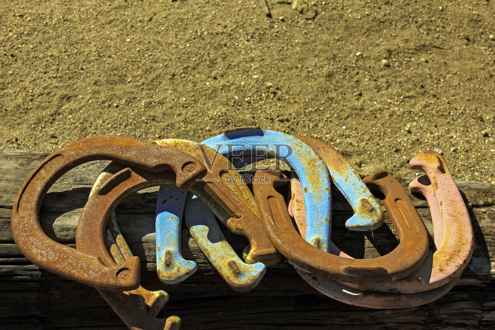 木块上的马蹄铁照片摄影图片