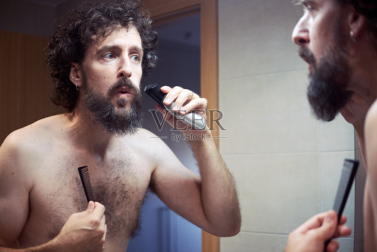 中年西班牙男子剪胡子照片摄影图片