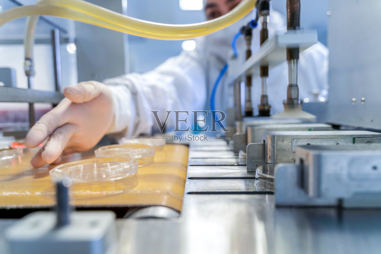 医疗检查及设备生产。COVID - 19检测试剂盒照片摄影图片