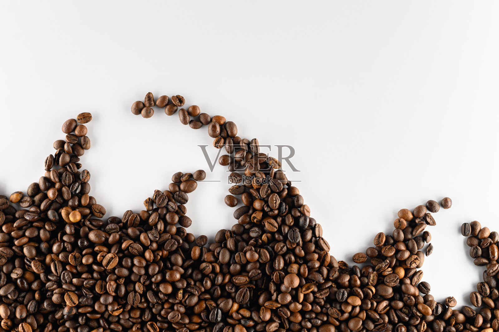 白色的桌上放着咖啡豆照片摄影图片