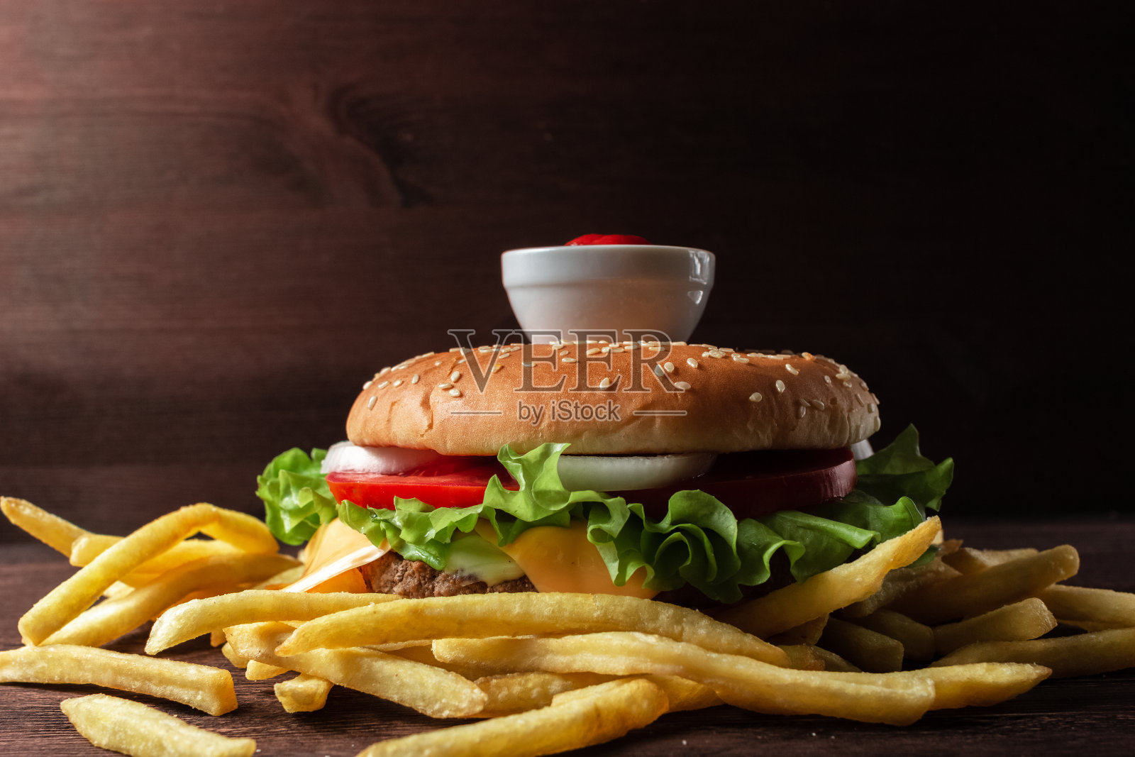 汉堡加炸薯条和沙司照片摄影图片