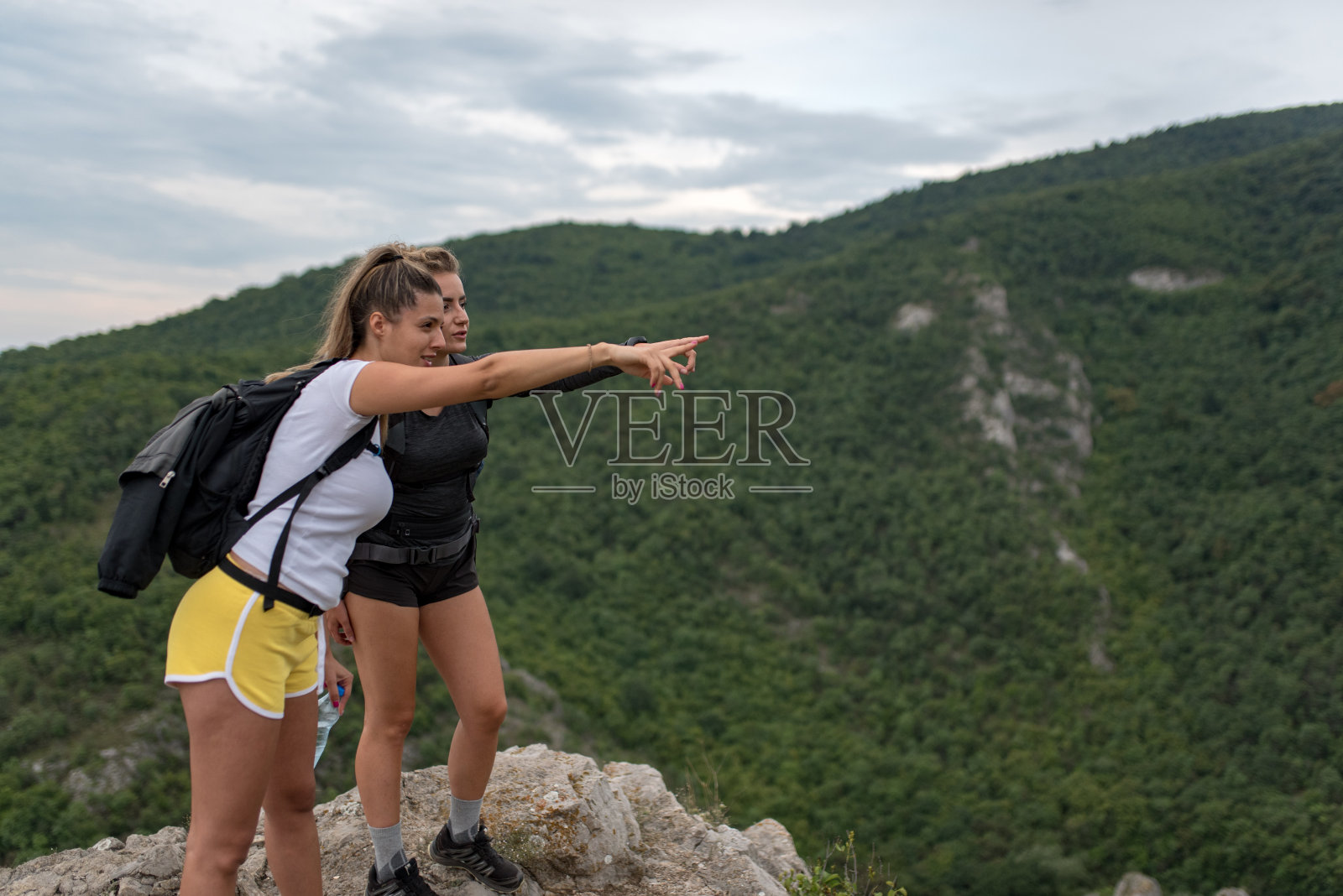 和朋友一起徒步旅行照片摄影图片