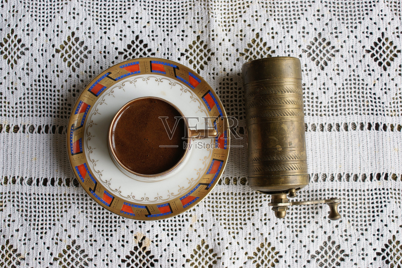 一杯黑咖啡。黑土耳其咖啡在陈年杯照片摄影图片