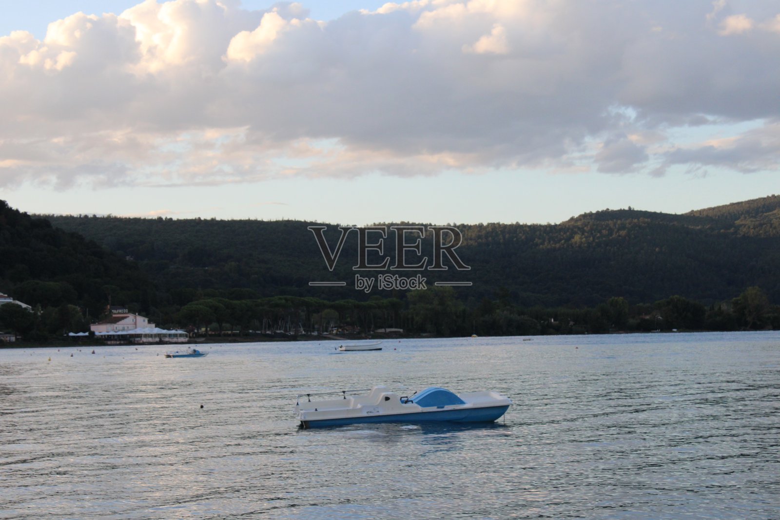 意大利罗马附近布拉恰诺湖上的小船照片摄影图片