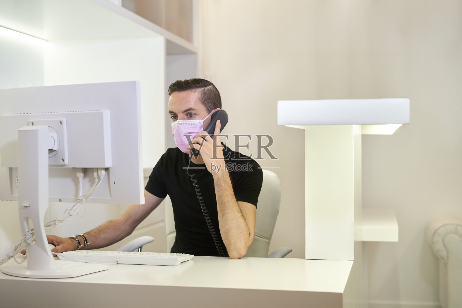 在牙科、妇科或美容诊所接待处等候的病人照片摄影图片