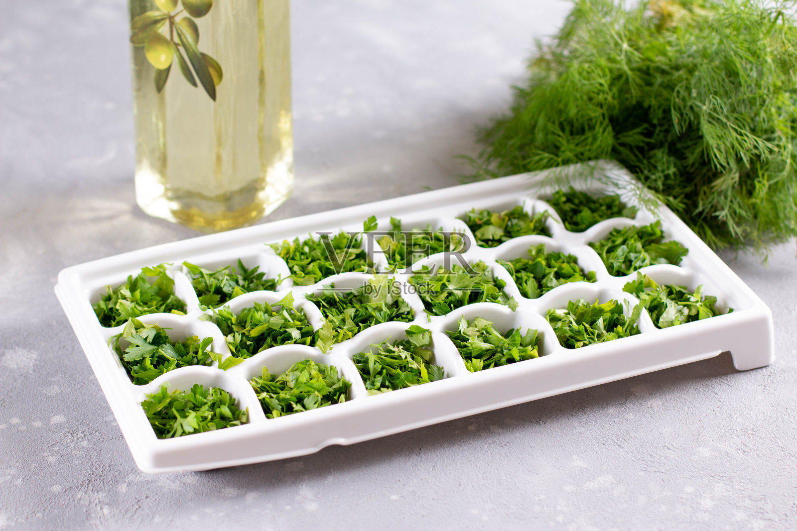 冷冻欧芹和莳萝放在冰块托盘里照片摄影图片
