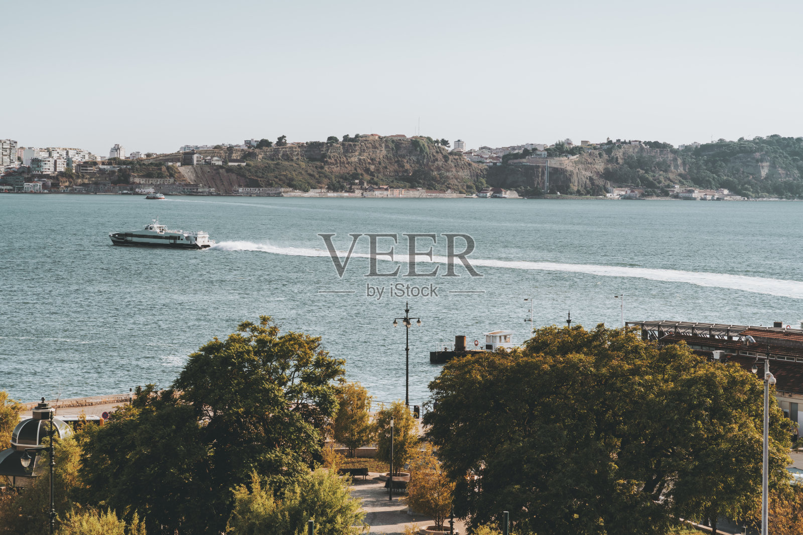 河上的渡水船照片摄影图片