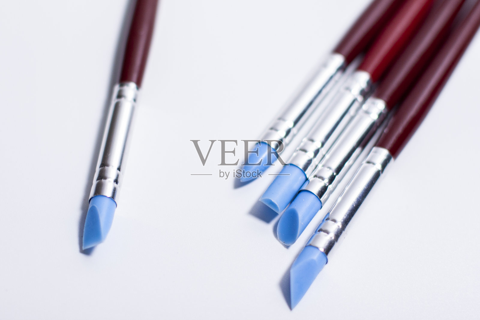 画笔用于在白色背景上进行艺术工作。一个是旁观者。雕塑家的工具照片摄影图片