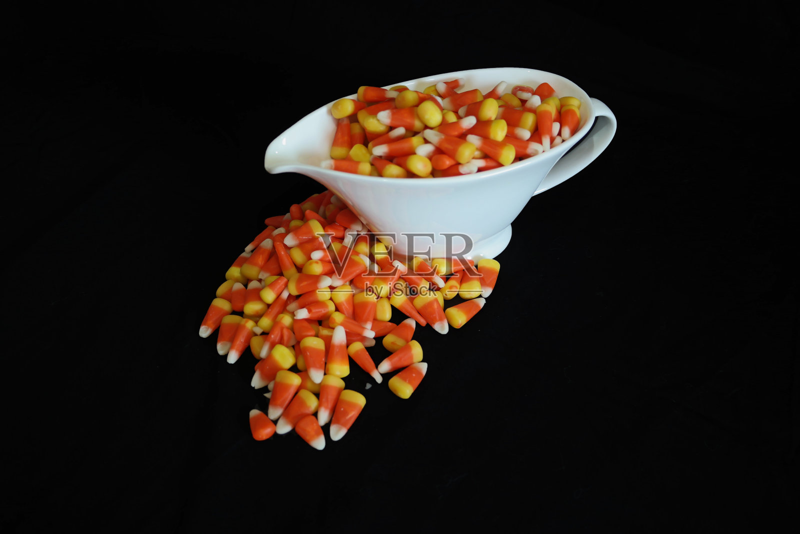 船形卤肉盘里的玉米糖照片摄影图片