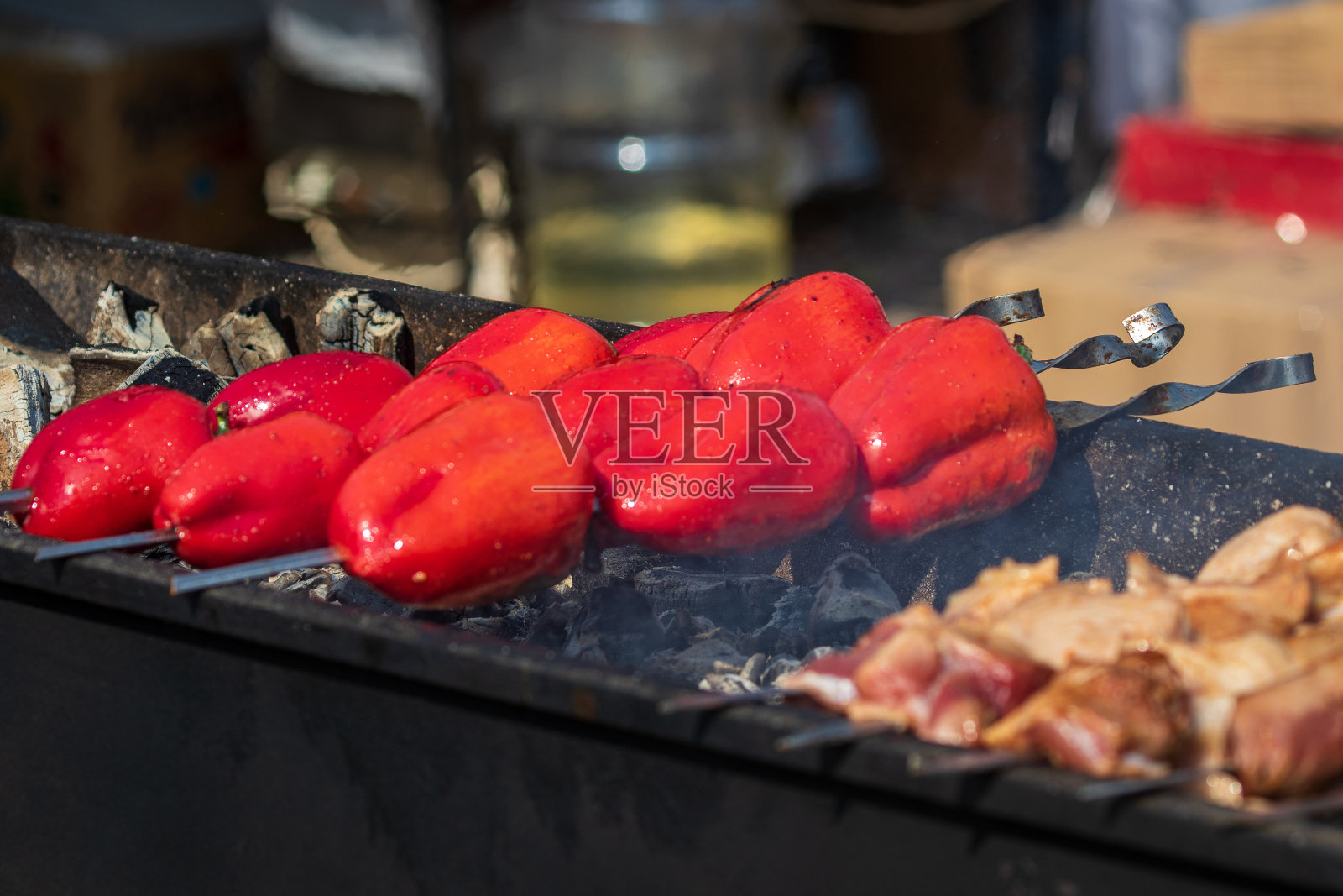 健康的街边小吃——烧烤串上鲜红的甜椒。照片摄影图片