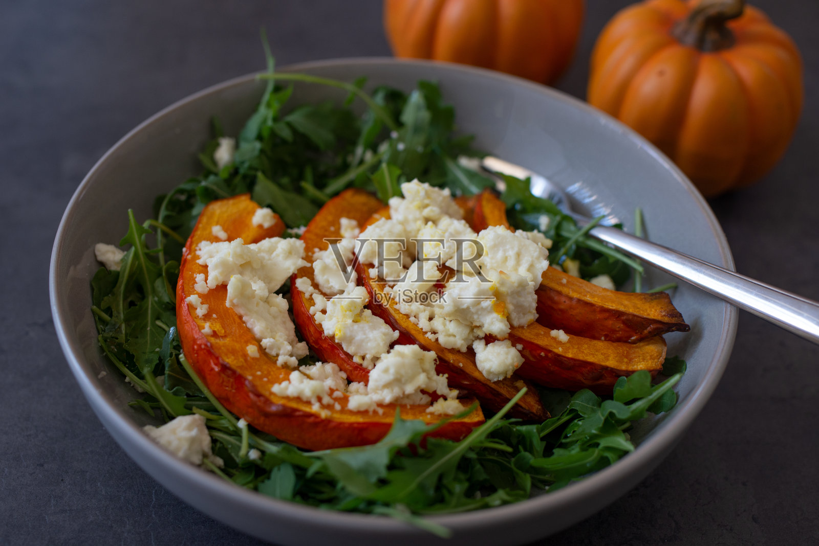 沙拉配烤南瓜和奶酪照片摄影图片