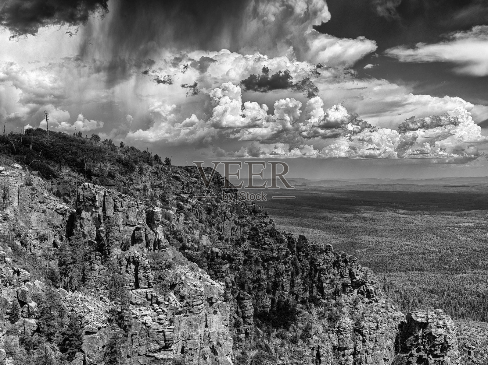 戏剧性的莫戈隆边缘升起在周围的亚利桑那州景观照片摄影图片