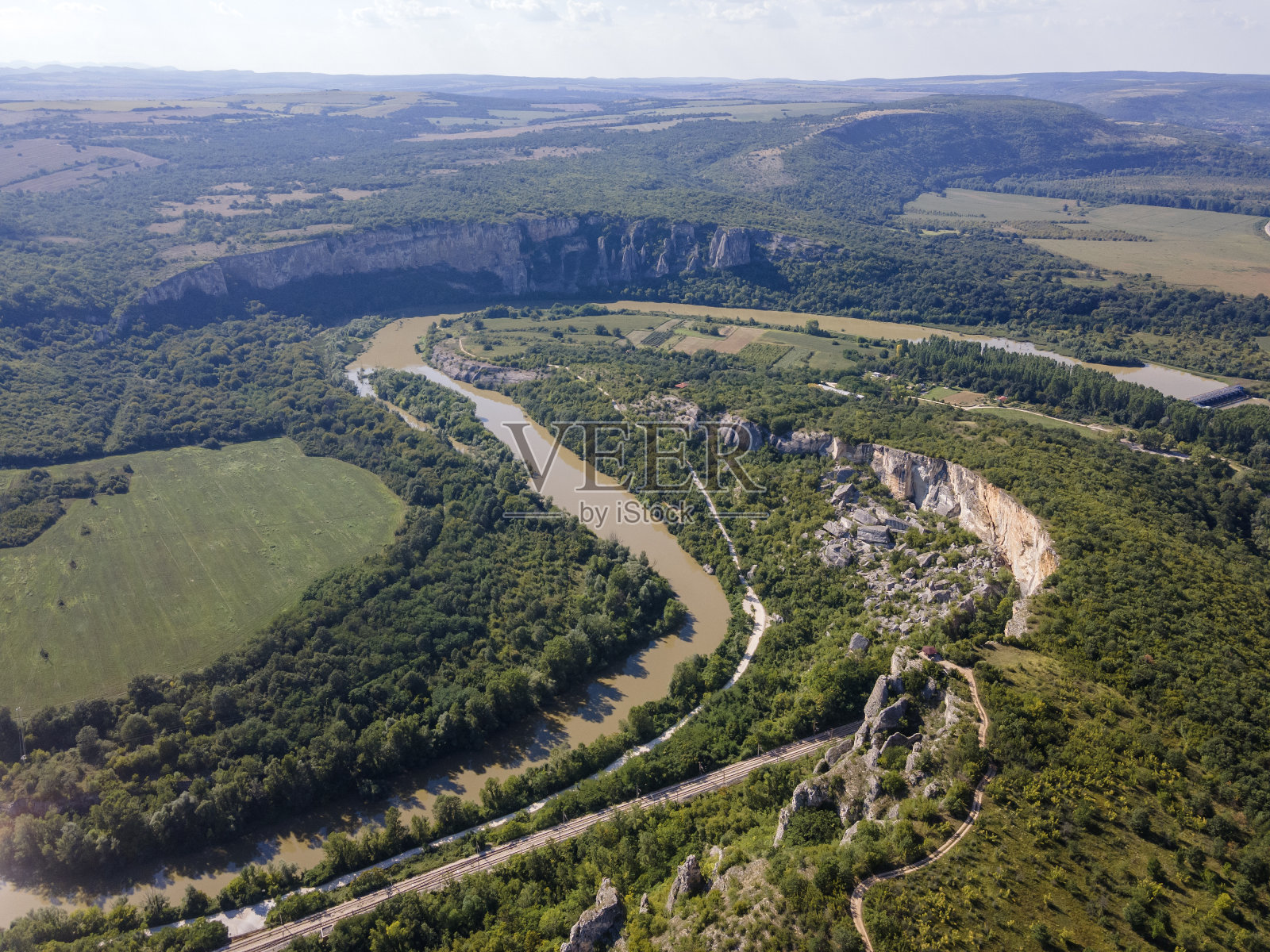 Iskar河,经过保加利亚Karlukovo村附近照片摄影图片