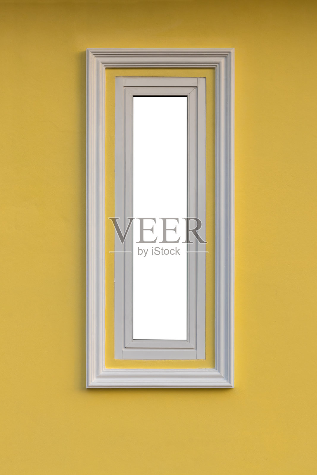 靠近黄色墙上的白色长窗。照片摄影图片