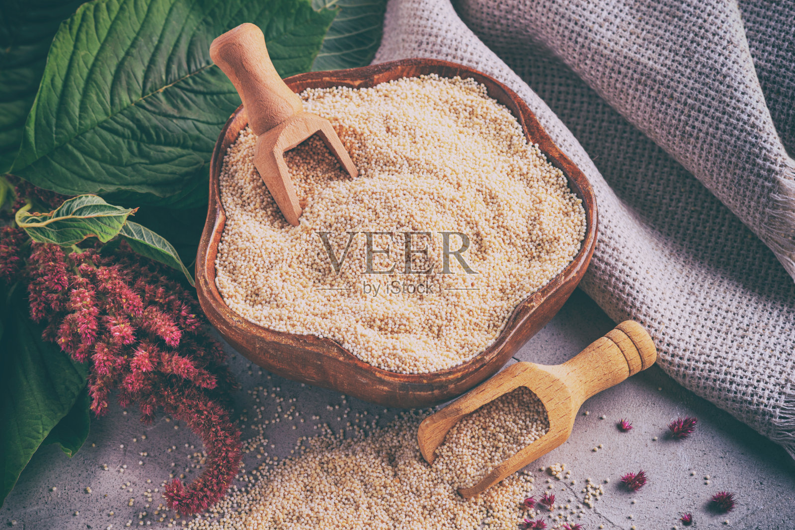 木碗里的苋菜粉和盛开的枝苋菜,特写照片摄影图片