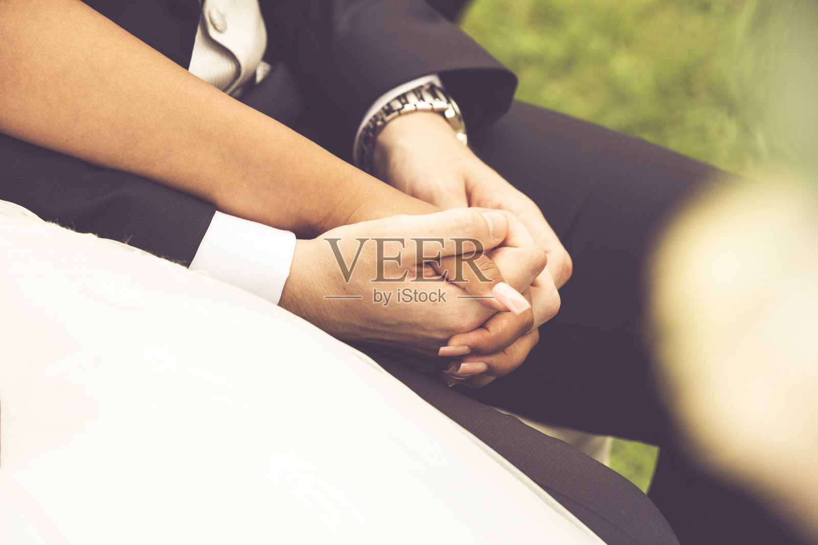 手牵手的新婚夫妇照片摄影图片