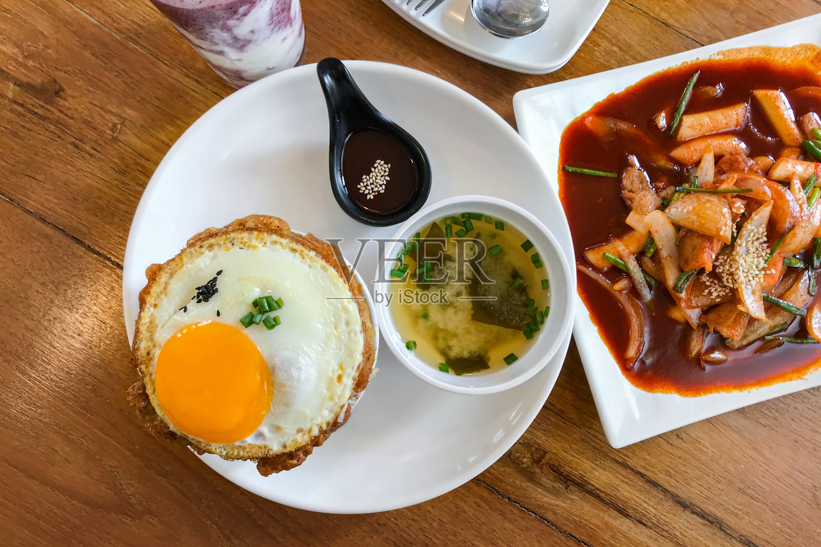 泡菜炒饭,炒蛋和猪肉。韩国食物的风格。照片摄影图片