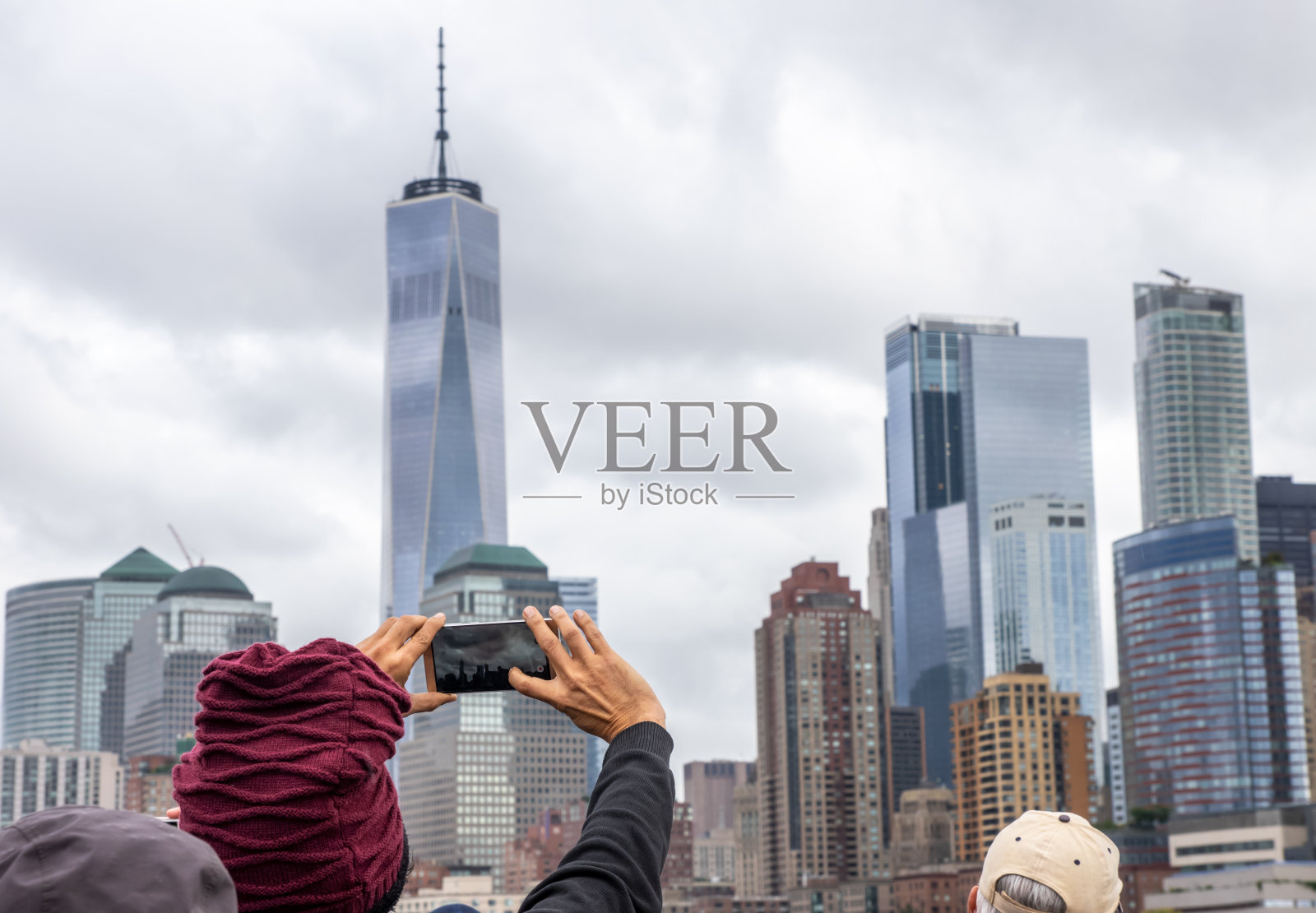 一名游客在曼哈顿市中心拍照照片摄影图片