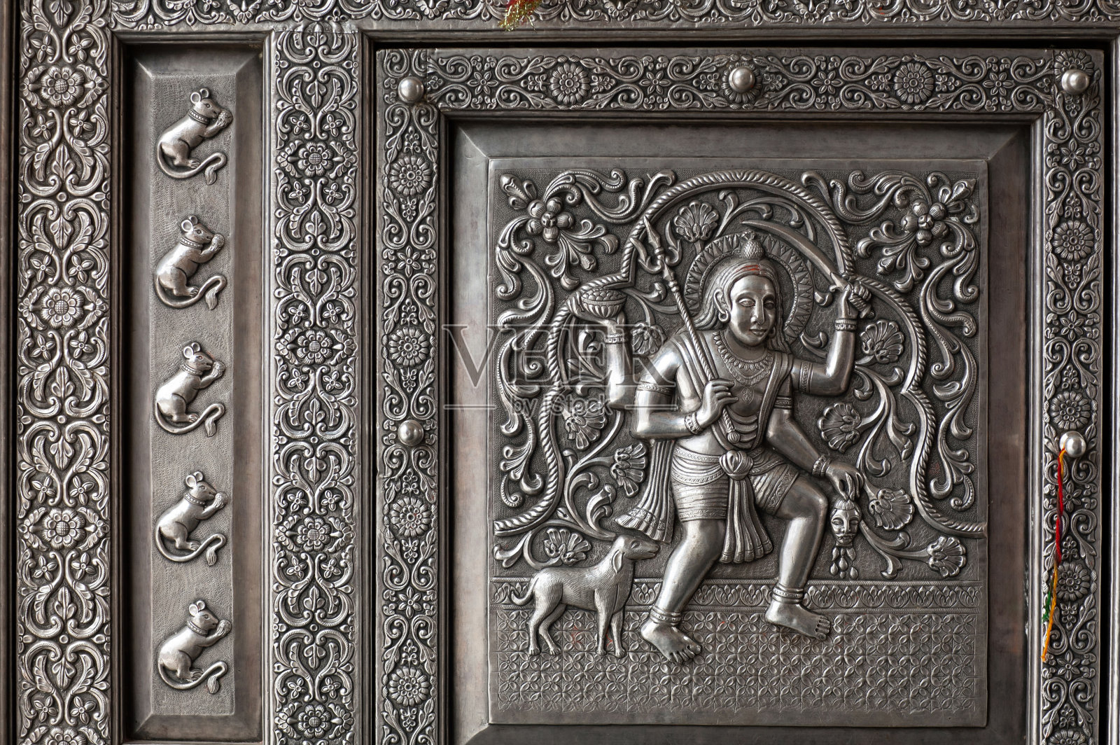 印度拉贾斯坦邦比卡内尔附近的德什诺克卡尼玛塔神庙的银门细节。它也被称为老鼠庙照片摄影图片