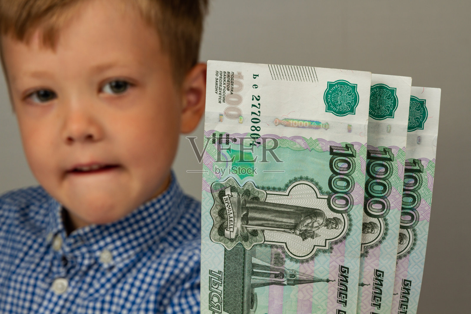 这个孩子接受国家的资助照片摄影图片