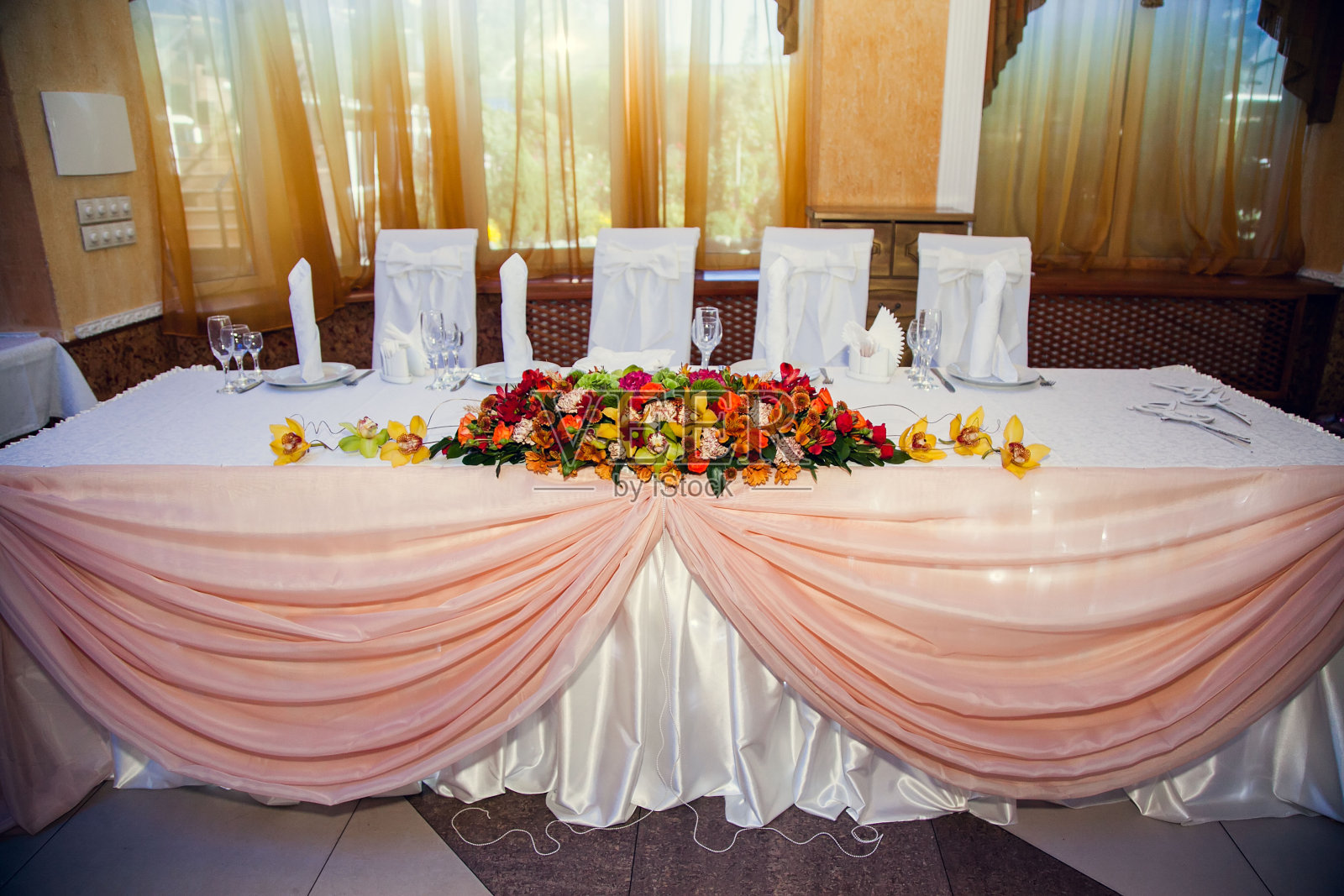 秋天的花束装饰着餐厅的节日餐桌照片摄影图片