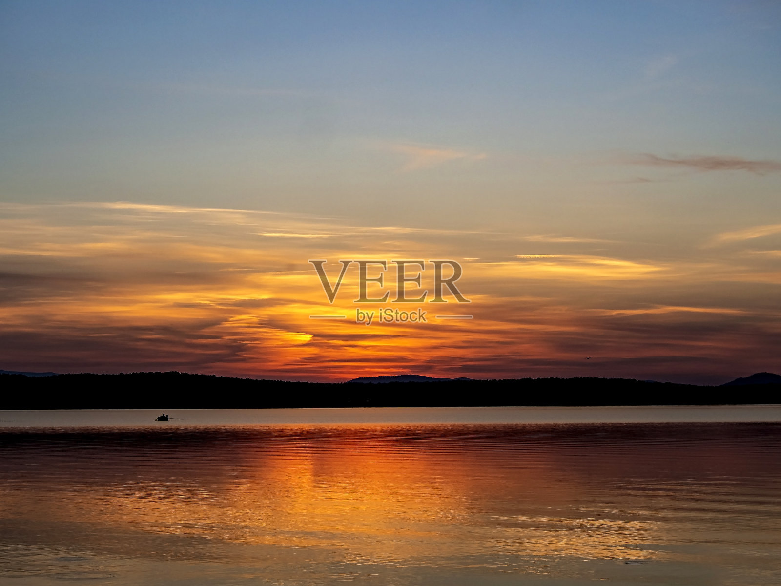 美丽的金色日落在一个平静的湖,夏天,乌维迪湖,乌拉尔南部照片摄影图片