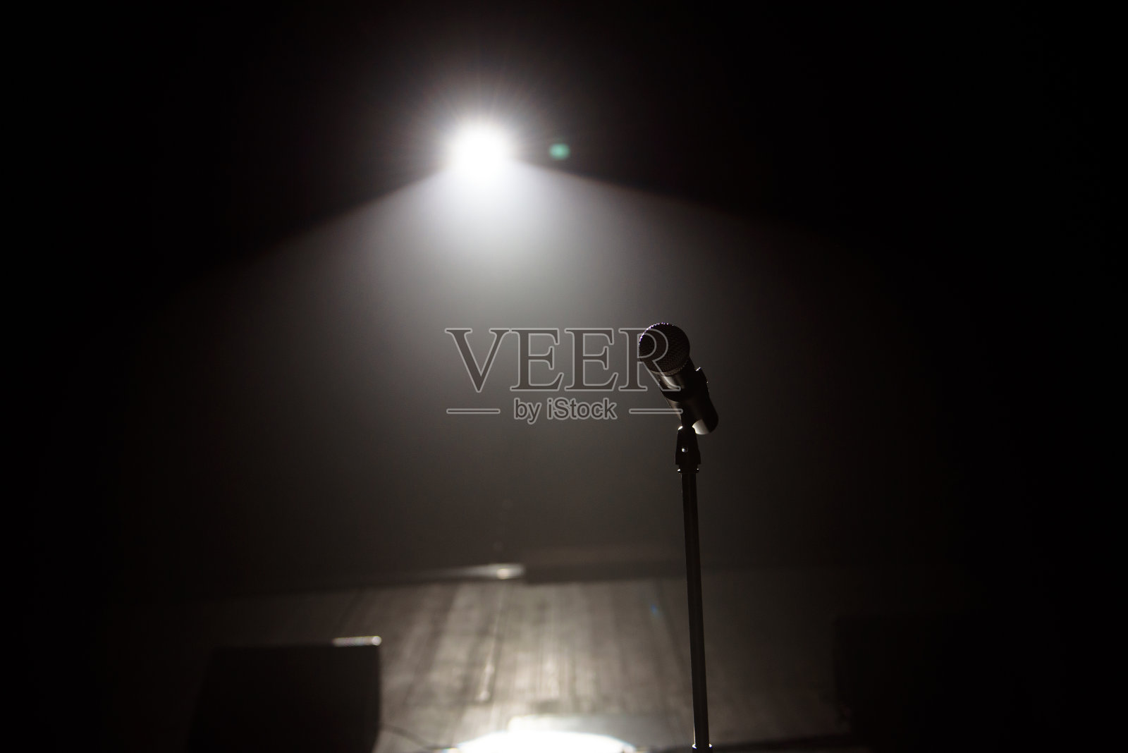 舞台上黑色背景的麦克风照片摄影图片