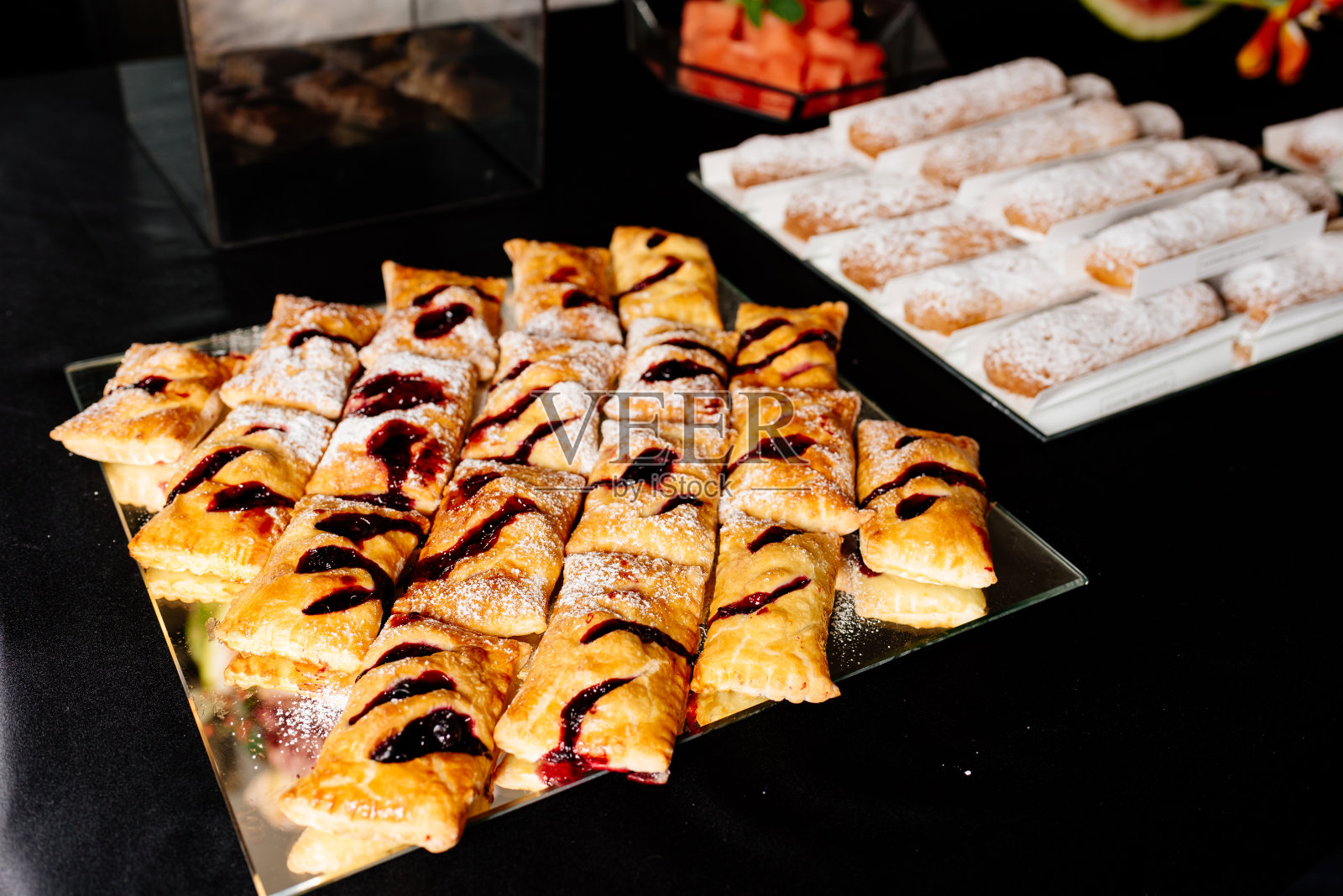 香草泡芙上撒糖粉,甜泡芙上撒糖粉和花束照片摄影图片